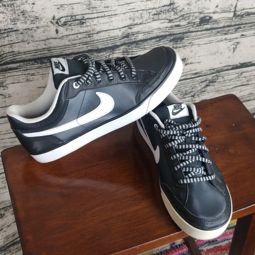 Nike Shoes size 9 women/ 7 youth